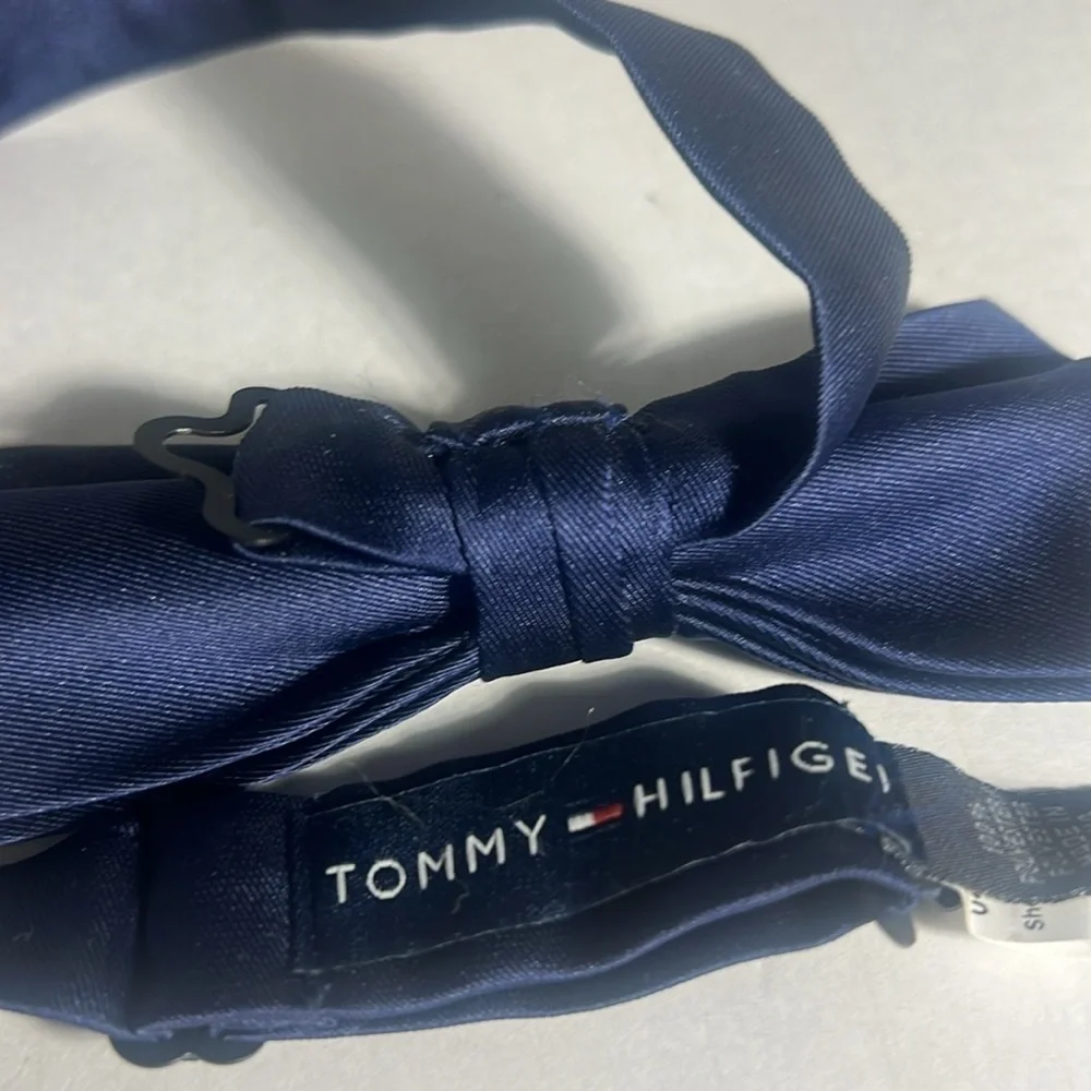 👨🏻‍💼Vintage Tommy Hilfiger blue bow tie